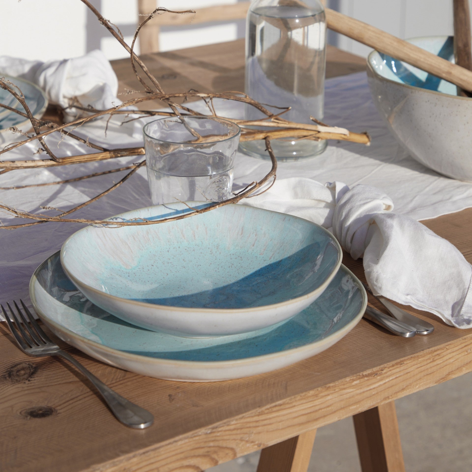 Blau- und Grüntöne in handgefertigter Keramik, inspiriert von der Küste des Mittelmeers | Mediteramics